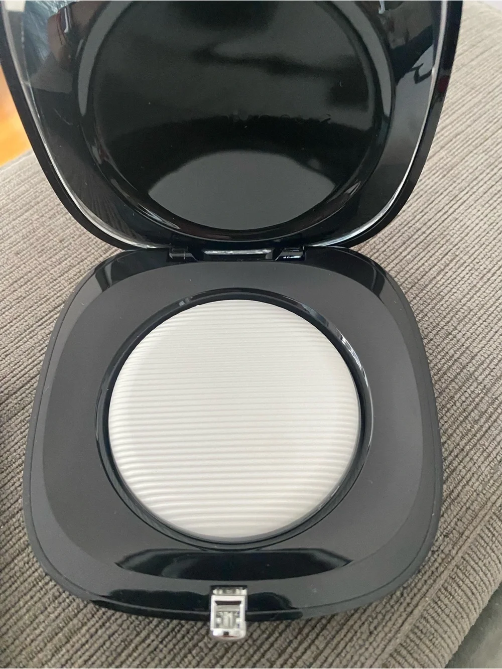 Marc Jacobs Perfection Powder Compact -100 FINISH LINE